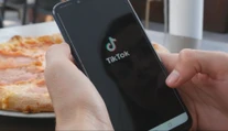 Na TikToku sa opäť šíri nebezpečná výzva s tabletkami. Malá dávka vám môže poškodiť pečeň, veľká dokonca zabiť