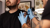 Tetovanie môže znižovať imunitu a účinky vakcín. Atrament sa dostáva do buniek dôležitého systému