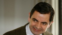 Rowan Atkinson alias Mr. Bean sa vo veku 62 rokov stane trojnásobným otcom