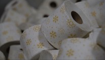 Kedysi ľudia používali kapustu, slamu či živé mačiatka. Dnes je toaletný papier normou, Slováci siahajú po luxuse