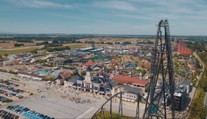 Veľké zábavné parky sa Slovensku zatiaľ vyhýbajú. Tie najväčšie u našich susedov sú iba kúsok za hranicami