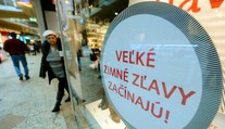 Povianočné výpredaje odštartujú v kamenných obchodoch o deň neskôr