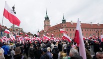 Tisíce ľudí vo Varšave pochodovali proti migrácii. Premiér Tusk označil opozičný protest za fiasko