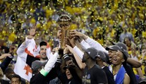 Golden State získal piaty titul NBA, LeBron James uznal kvality súpera