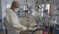 Vo Vyšných Hágoch sa na umelých pľúcach vystriedalo 25 pacientov s covidom. Prežila len tretina