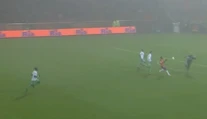 VIDEO: Šialený zákrok gólmana mimo šestnástky, takto knokautoval útočníka