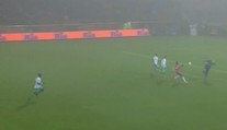 VIDEO: Šialený zákrok gólmana mimo šestnástky, takto knokautoval útočníka