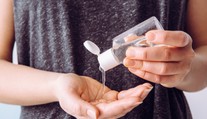 Zlaté časy koronavírusu. Výrobcovi dezinfekcie počas pandémie rastú zisky
