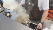 Zmarilo grilovačku počasie? Poradíme vám, ako dodať dymovú chuť mäsu hoc aj na dvojplatničke