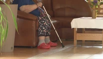 Chcú zabrániť kolapsu. Sestrám a opatrovateľkám v domovoch miesto zvyšovania platov ponúkajú ďalší stabilizačný príspevok