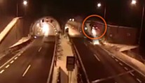 Auto pred tunelom Bôrik počas jazdy vyletelo do vzduchu. Všetko zachytila kamera