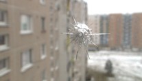 Za bieleho dňa im niekto strelil do okna. Políciu to ani veľmi nezaujímalo