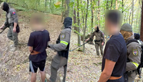 Brutálny útok na taxikára v Seredi: Mladíci čelia obvineniu z pokusu o vraždu, muž utrpel 13 bodných rán
