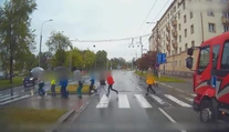 Učiteľka hazardovala so životmi malých detí, cez cestu prebehovali pred húkajúcou sanitkou