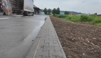 Miestni sa tomu len smejú. Na východe vybudovali chodník, ledva sa naň vojde jeden človek