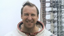 Zomrel veliteľ misie Apollo 13 James Lovell. Dožil sa 97 rokov