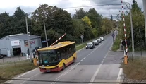 FOTO+VIDEO: Autobus plný ľudí uviazol medzi závorami. Zvnútra bolo počuť paniku a plač detí