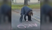 Smer tvrdí, že študenta s kriedami zneužilo PS. „Nápisy vznikli spontánne, bez politického zásahu,“ bráni sa mladík