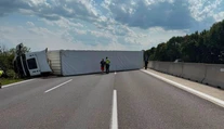 FOTO: Prevrátený kamión zablokoval D1. Smer na Trnavu uzavreli