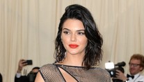 Kendall Jenner randí so známym raperom. Kim ich zachytila v intímnej chvíli