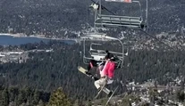 VIDEO: Žart na lanovke sa takmer skončil tragédiou. Lyžiarka zostala visieť v dvadsaťmetrovej výške