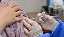 Vedci vyvíjajú prevratnú vakcínu proti chrípke. Oproti terajším sa bude môcť aplikovať menej často