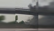 VIDEO: Hustý čierny dym a šľahajúce plamene. Horiaci kamión zablokoval frekventovanú diaľnicu na východe