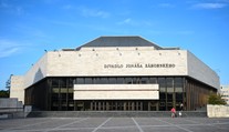 Herci z prešovského divadla hovoria o šikane. Ukazujú na konkrétneho režiséra