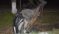 FOTO: Päťdesiatnik zo Záhoria  s tromi promile nezvládol zákrutu pri kostole a auto zaparkoval v jarku
