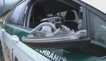 Rozruch v Hrhove. Dôchodca zranil policajtov sekerou, rozbil im aj auto