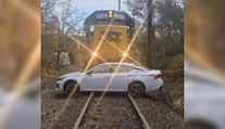 Vlak tlačil auto s dôchodkyňou stovky metrov. Desivá nehoda mala prekvapivý záver