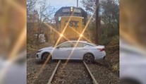 Vlak tlačil auto s dôchodkyňou stovky metrov. Desivá nehoda mala prekvapivý záver