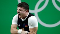 Scéna ako z hororu, arménsky vzpierač si pri nadhode zlomil ruku