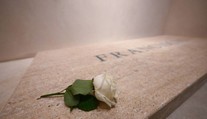 Na hrobe pápeža ležala biela ruža. František počas života vysvetlil, prečo má preňho osobitný význam