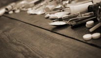 Na smrteľné predávkovanie stačí mikroskopické množstvo. Európu straší nová droga, silnejšia než fentanyl