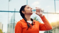 Elektrolyty sú hitom sociálnych sietí. Odborník vysvetľuje, kto ich v horúčavách skutočne potrebuje
