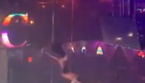 VIDEO: Striptérka po hrozivom páde z veľkej výšky pokračovala v tanci ďalej