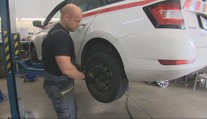 Prezúvať auto alebo ešte počkať? Už je čas objednať si termín v pneuservise