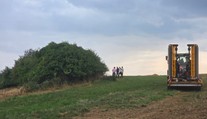 Hrozivý nález neďaleko Topoľčian. Traktorista v kríkoch našiel kostrové pozostatky, hlava bola oddelená od tela