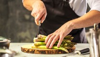 Špargľa, prvá zelenina na jarných stoloch, ktorú nemusíte jesť iba na slano
