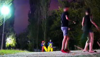 Šialená zábava. Klauni útočia na ľudí s motorovou pílou a nožom