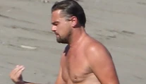 DiCaprio s ovisnutými prsiami a pupkom. Aj tak zbalil sexy modelku