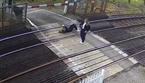 Bezpečnostná kamera zachytila šokujúci moment. Dievča leží na koľajniciach a hrá sa s mobilom