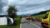 Vážna nehoda neďaleko Popradu: Pri čelnej zrážke sa ťažko zranili dvaja ľudia, cesta je neprejazdná