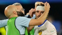 VIDEO: Mbappé nebol jedinou hviezdou od krvi. Griezmann hlavou tvrdo narazil do reklamného mantinelu