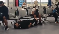 FOTO+VIDEO: Už dávno mali byť na dovolenke, namiesto toho strávili hodiny na letisku. Ozvali sa nám zúfalí cestujúci