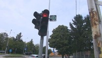 Cez križovatku prejdete, aj keď svieti červená. Nová dopravná značka v Nitre mätie vodičov