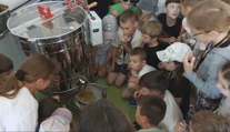 Mestské včely vydali svoj poklad. Školáci v Dubnici si vyskúšali stáčanie medu
