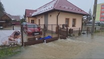Z postele skočili rovno do ľadovej vody. Manželom zo Sliača zatopilo dom, pomoc ľudí ich dojala