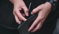 Šoférovi električky v Bratislave odovzdal cestujúci stratenú peňaženku. Jej obsah ho poriadne prekvapil